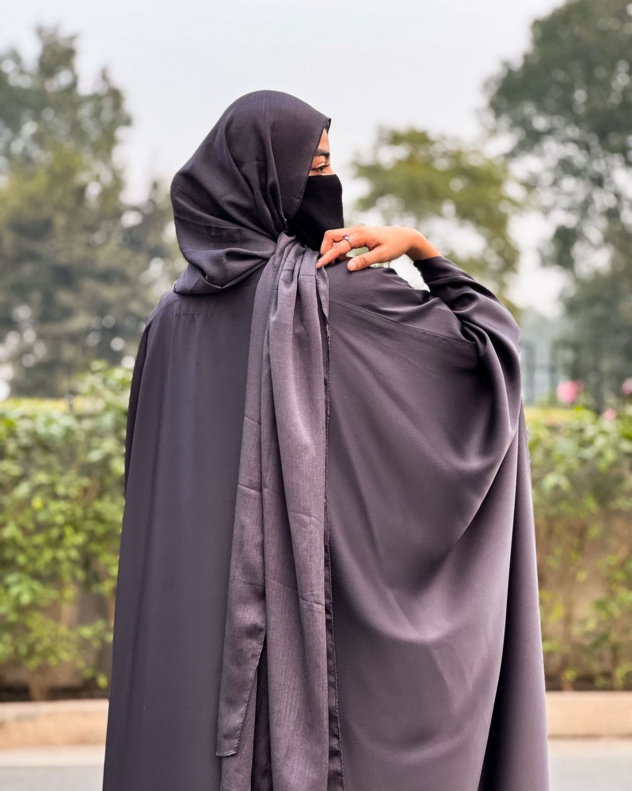Noor Luxe Abaya – Charcoal Elegance
