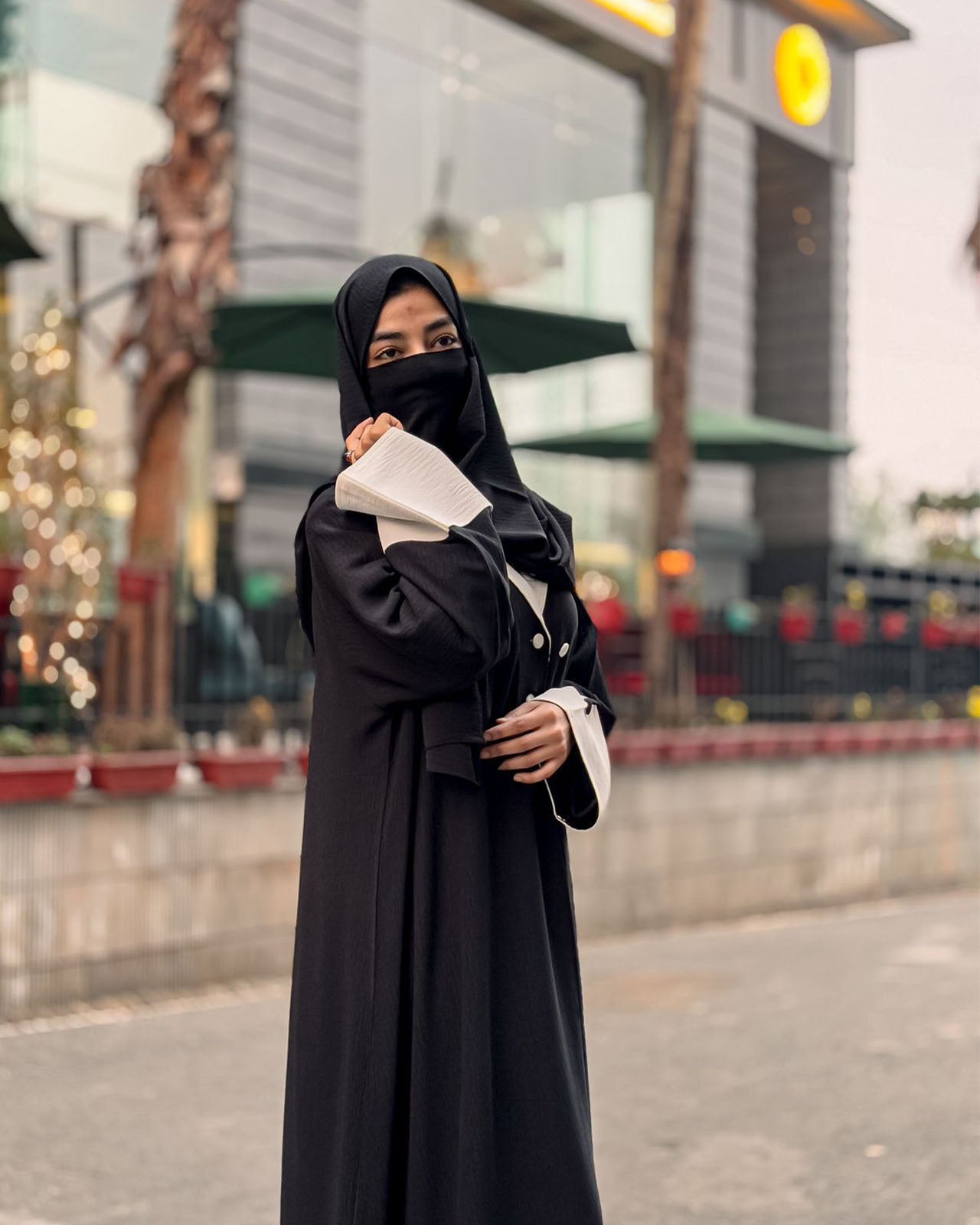 Noir Elegance – Monochrome Panel Abaya