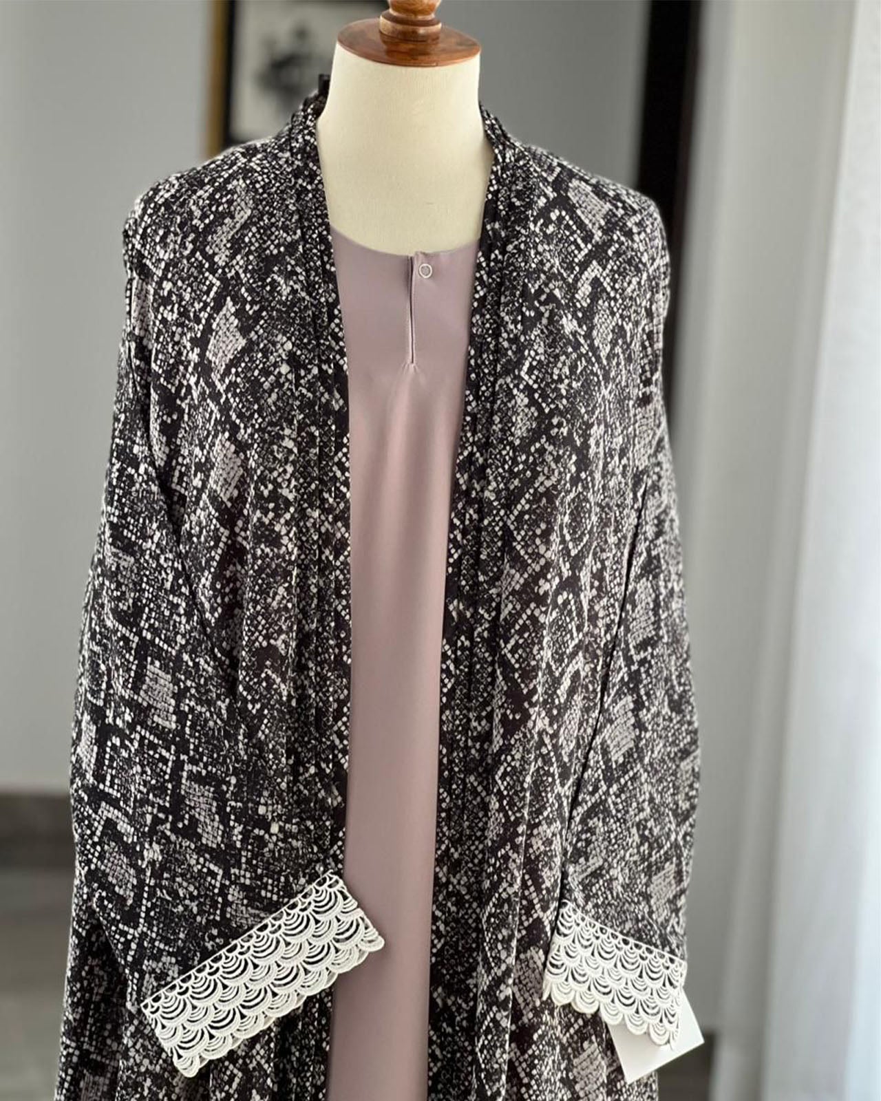 Serpent Noir Luxe Abaya