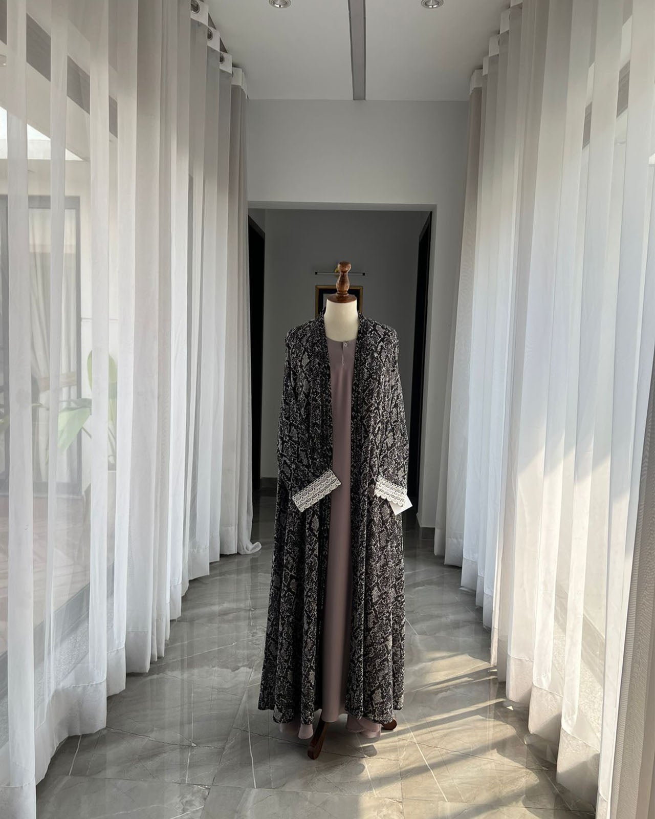 Serpent Noir Luxe Abaya