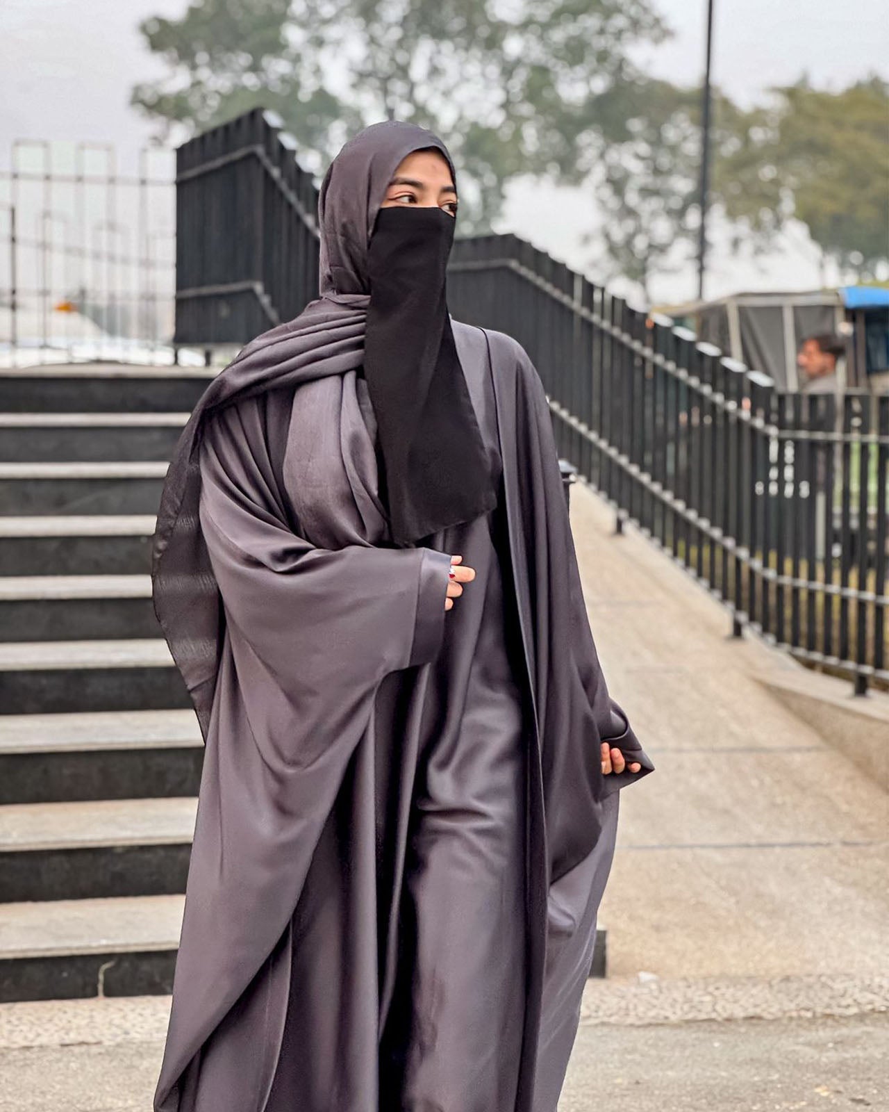 Noor Luxe Abaya – Charcoal Elegance