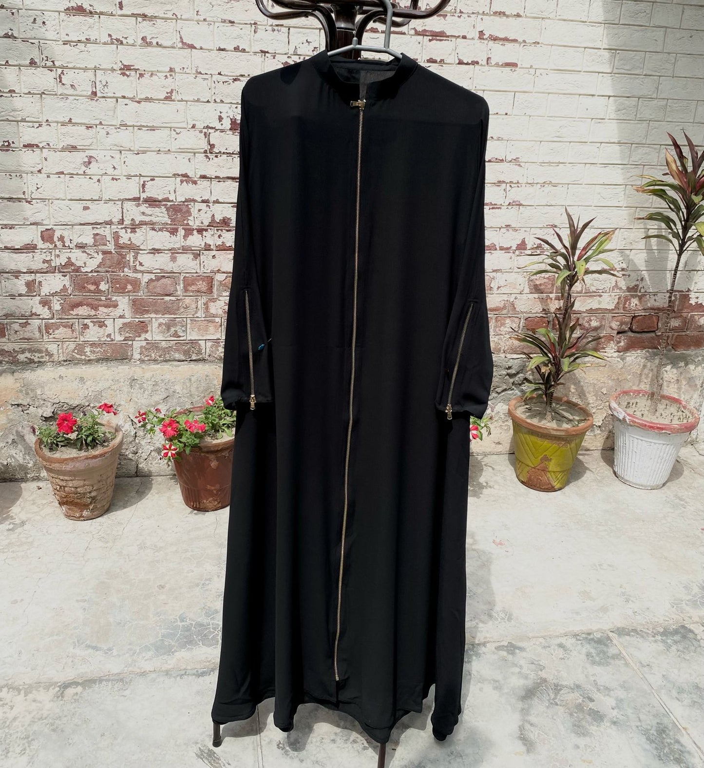 Minimal Elegance Zipper Abaya